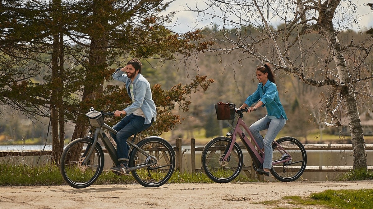 Charlie (Jim Sturgess) and June (Katie Holmes) in Alone Together (Vertical Entertainment)