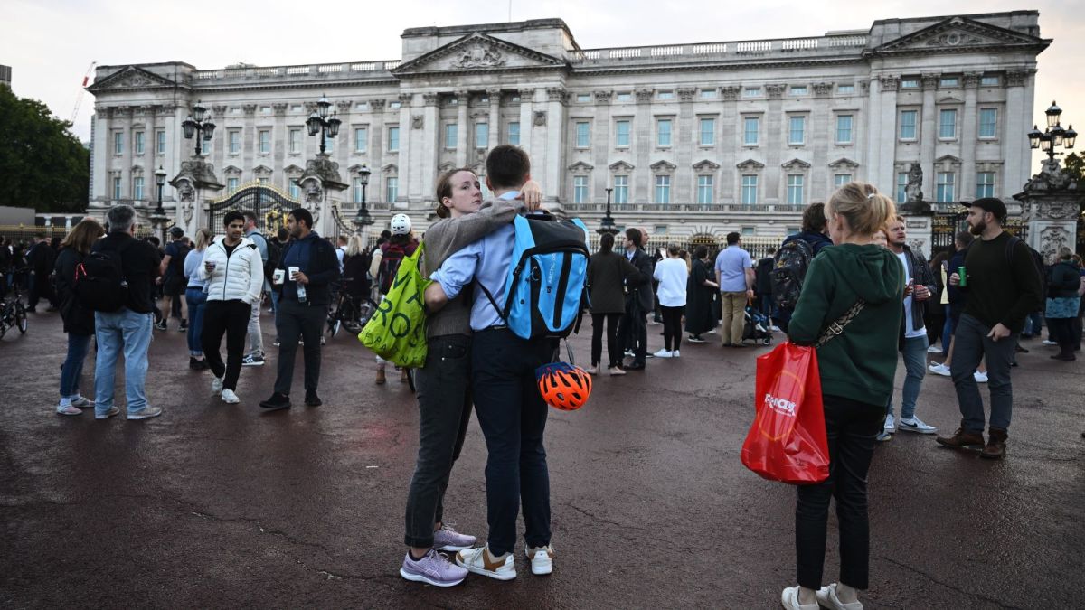 Crowds gather in front of Buckingham Palace following the death today of Queen Elizabeth II in Balmoral, on September 8, 2022 in London, England. Elizabeth Alexandra Mary Windsor was born in Bruton Street, Mayfair, London on 21 April 1926. She married Prince Philip in 1947 and acceded the throne of the United Kingdom and Commonwealth on 6 February 1952 after the death of her Father, King George VI. Queen Elizabeth II died at Balmoral Castle in Scotland on September 8, 2022, and is survived by her four children, Charles, Prince of Wales, Anne, Princess Royal, Andrew, Duke Of York and Edward, Duke of Wessex. (Photo by Leon Neal/Getty Images)