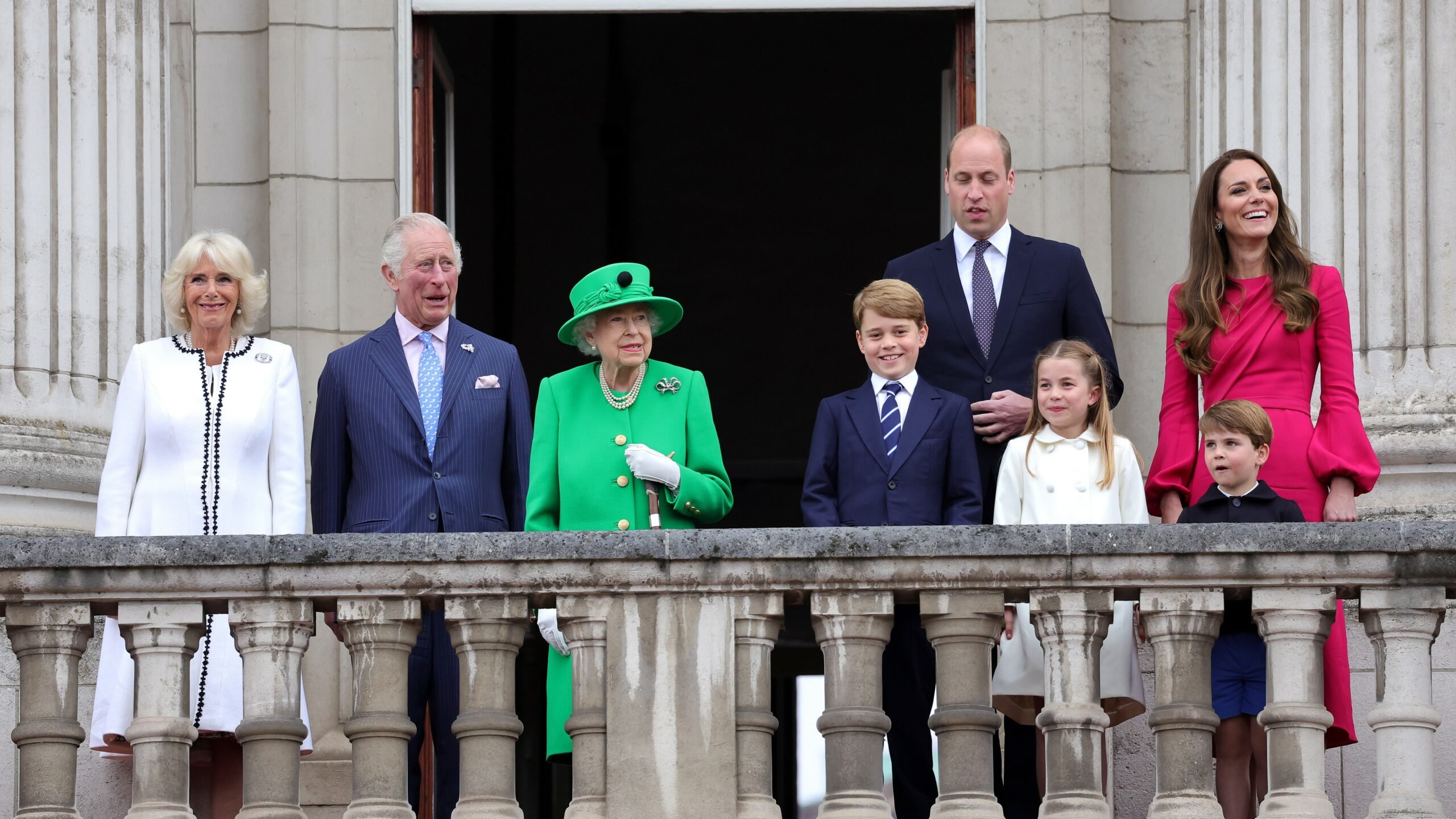 Camilla, Duchess of Cornwall, Prince Charles, Prince of Wales, Queen Elizabeth II, Prince George of Cambridge, Prince William, Duke of Cambridge, Princess Charlotte of Cambridge, Catherine, Duchess of Cambridge and Prince Louis of Cambridge on the balcony of Buckingham Palace during the Platinum Jubilee Pageant on June 05, 2022 in London, England. The Platinum Jubilee of Elizabeth II is being celebrated from June 2 to June 5, 2022, in the UK and Commonwealth to mark the 70th anniversary of the accession of Queen Elizabeth II on 6 February 1952. (Photo by Chris Jackson/Getty Images)