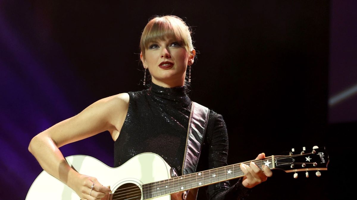 Songwriter-Artist of the Decade honoree, Taylor Swift performs onstage during NSAI 2022 Nashville Songwriter Awards at Ryman Auditorium on September 20, 2022 in Nashville, Tennessee. (Photo by Terry Wyatt/Getty Images)