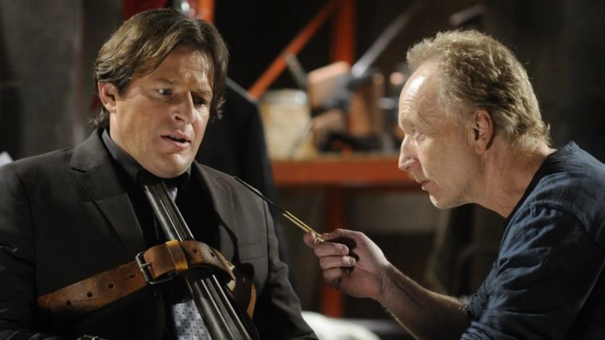 Costas Mandylor as Detective Hoffman and Tobin Bell as John Kramer in Saw