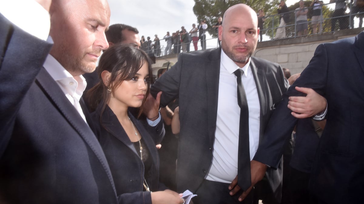 Jenna Ortega and securiry attend the Christian Dior Womenswear Spring/Summer 2024 show as part of Paris Fashion Week  on September 26, 2023 