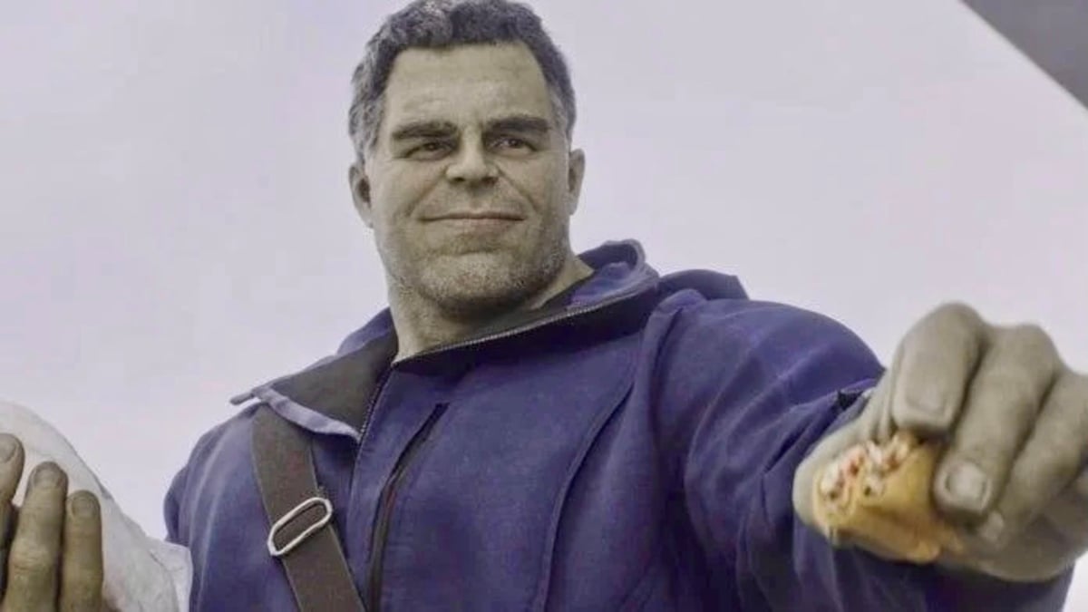 Smart Hulk offers Ant-Man a taco in Avengers: Endgame.