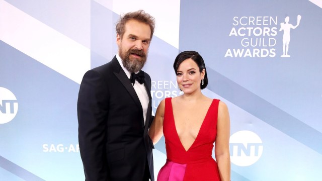 LOS ANGELES, CALIFORNIA - JANUARY 19: (L-R) David Harbour and Lily Allen attend the 26th Annual Screen Actors Guild Awards at The Shrine Auditorium on January 19, 2020 in Los Angeles, California.