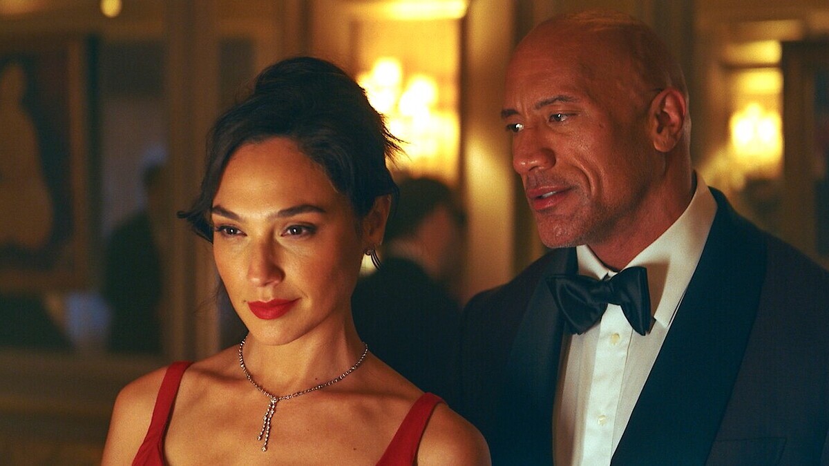 Dwayne Johnson and Gal Gadot in 'Red Notice'