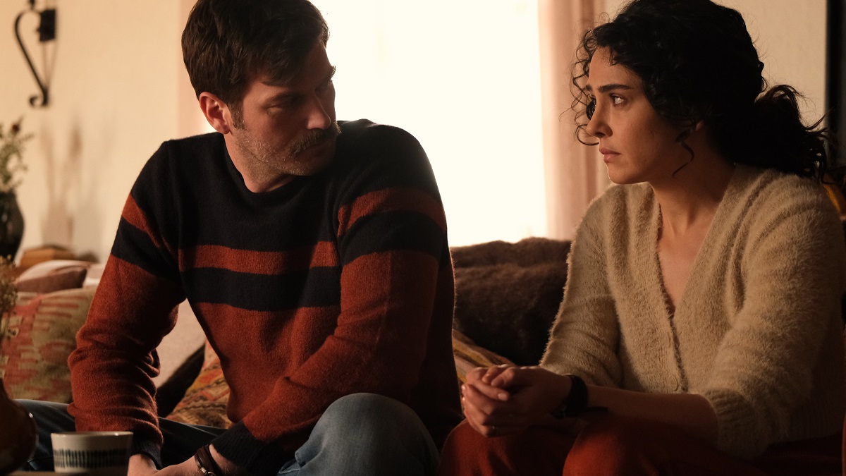 Boga Boga. (L to R) Kivanc Tatlitug as Yalin, Funda Eryigit as Beyza in Boga Boga.