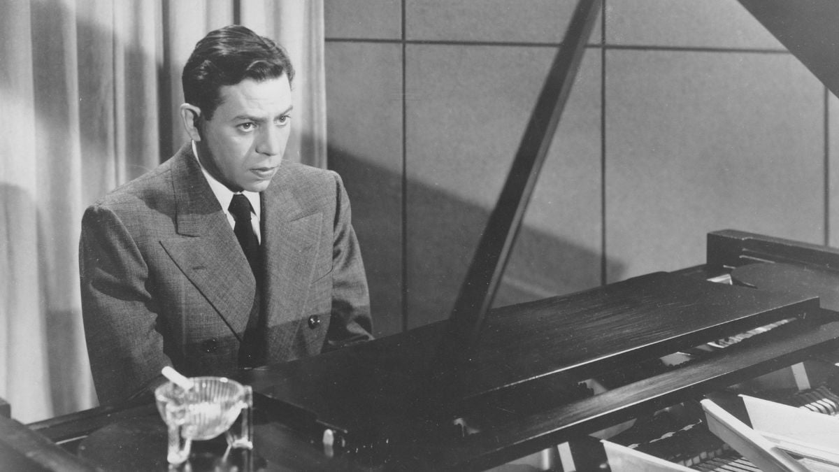 American pianist, comedian, and actor Oscar Levant (1906 - 1972) , circa 1947. 