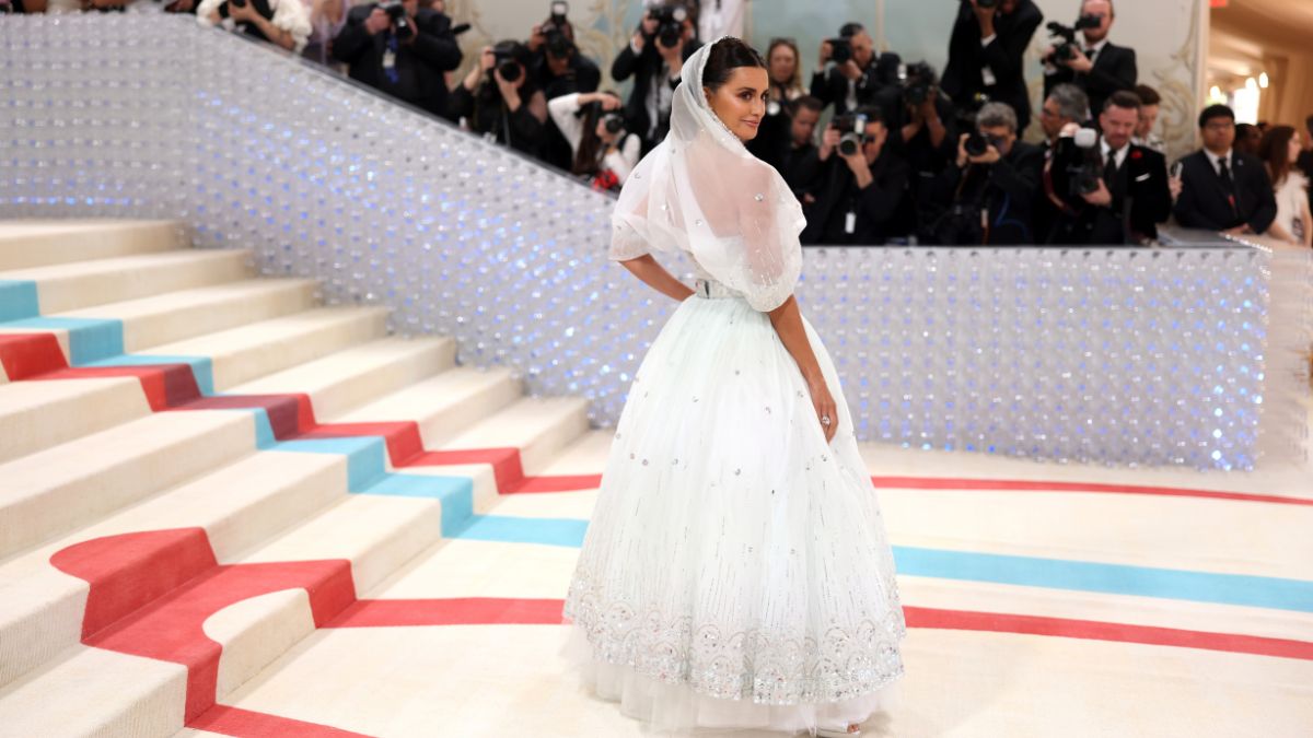 NEW YORK, NEW YORK - MAY 01: Penélope Cruz attends The 2023 Met Gala Celebrating "Karl Lagerfeld: A Line Of Beauty" at The Metropolitan Museum of Art on May 01, 2023 in New York City. 