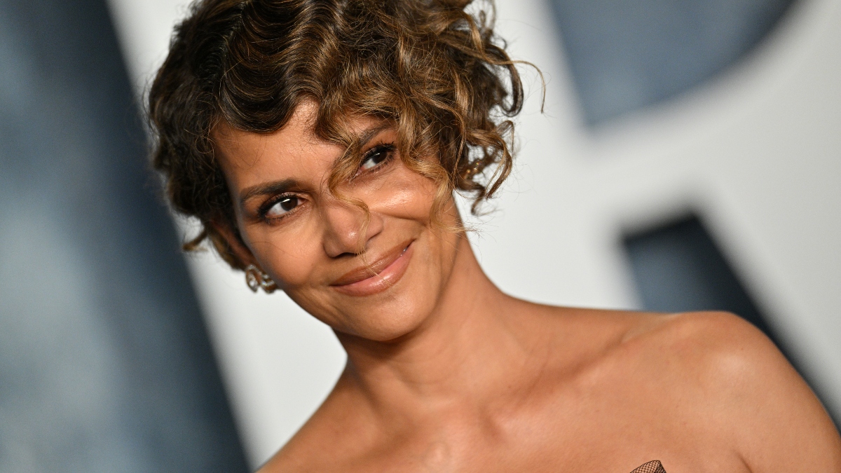 BEVERLY HILLS, CALIFORNIA - MARCH 12: Halle Berry attends the 2023 Vanity Fair Oscar Party Hosted By Radhika Jones at Wallis Annenberg Center for the Performing Arts on March 12, 2023 in Beverly Hills, California.