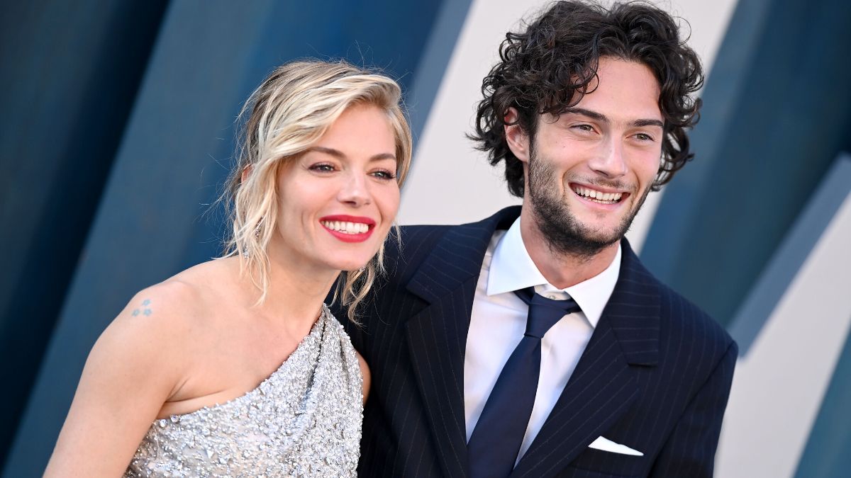 BEVERLY HILLS, CALIFORNIA - MARCH 27: Sienna Miller and Oli Green attend the 2022 Vanity Fair Oscar Party hosted by Radhika Jones at Wallis Annenberg Center for the Performing Arts on March 27, 2022 in Beverly Hills, California. (Photo by Lionel Hahn/Getty Images)