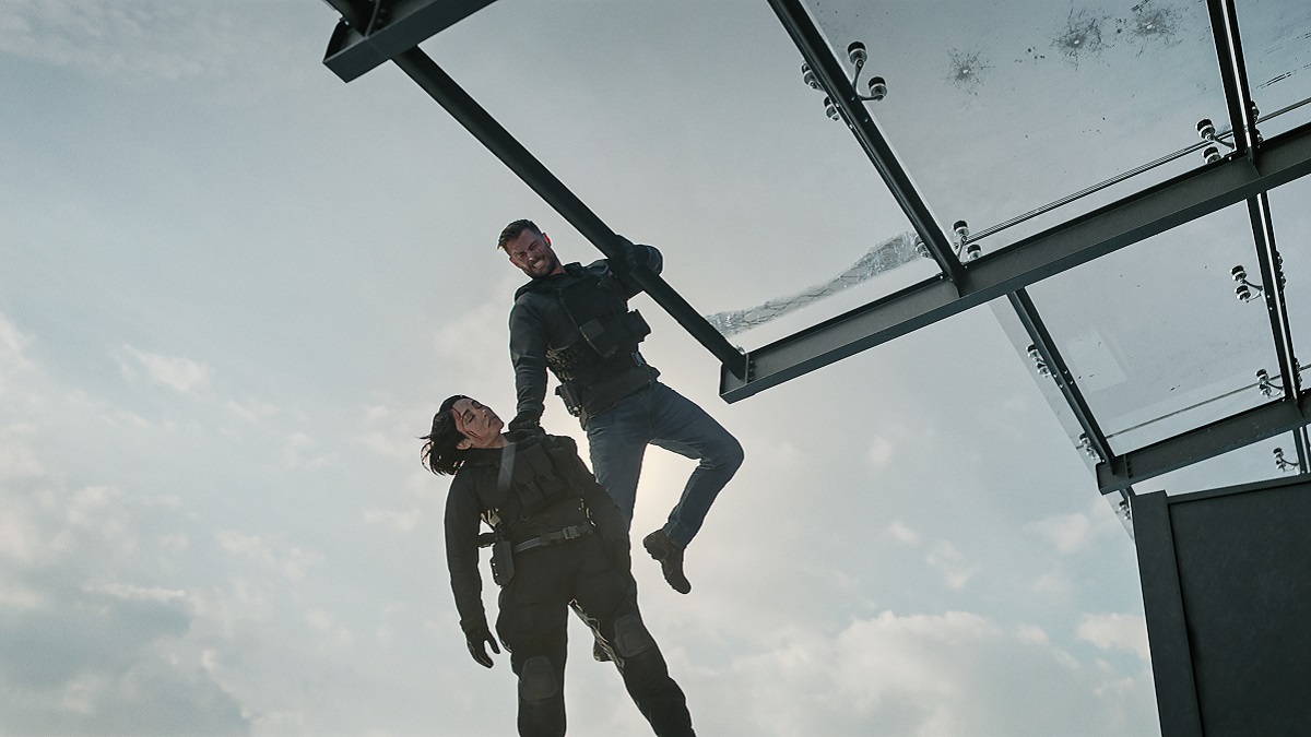 EXTRACTION 2: (L-R) Golshifteh Farahani as Nik Khan and Chris Hemsworth as Tyler Rake in Extraction 2.