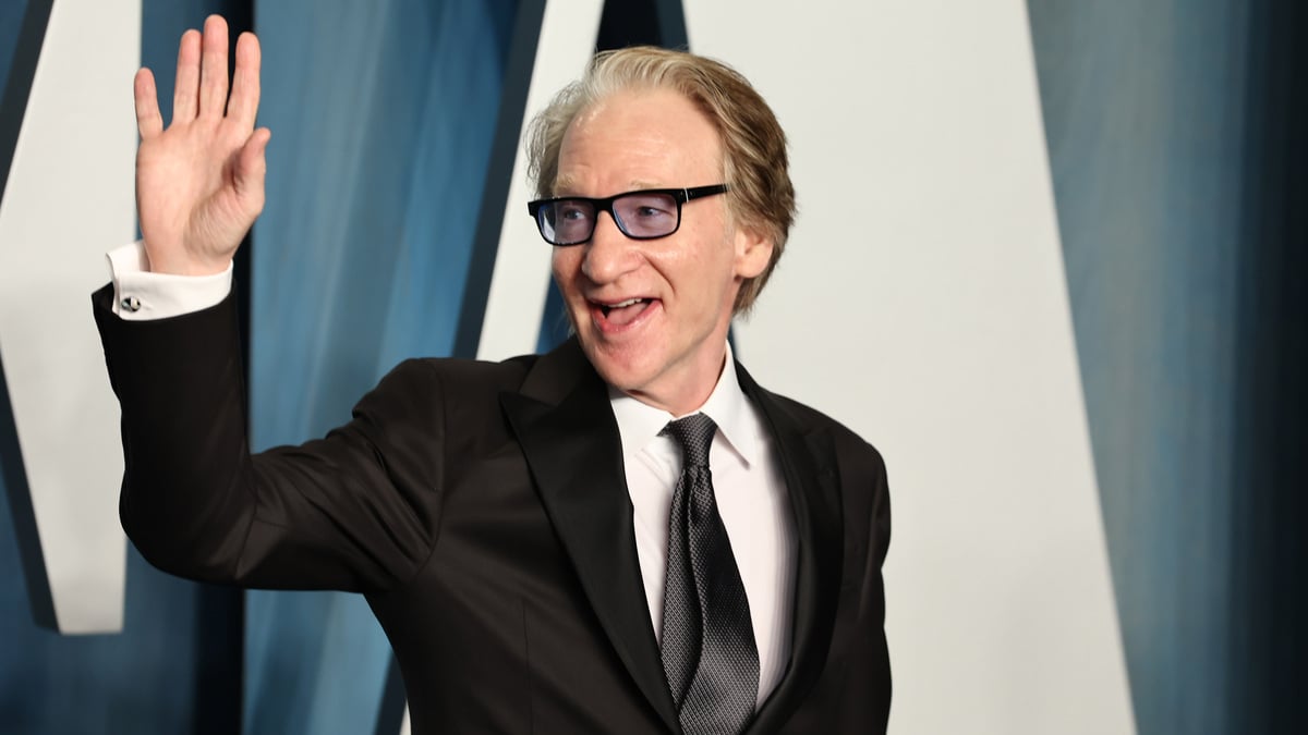 Bill Maher waving at the 2022 Vanity Fair Oscar Party.