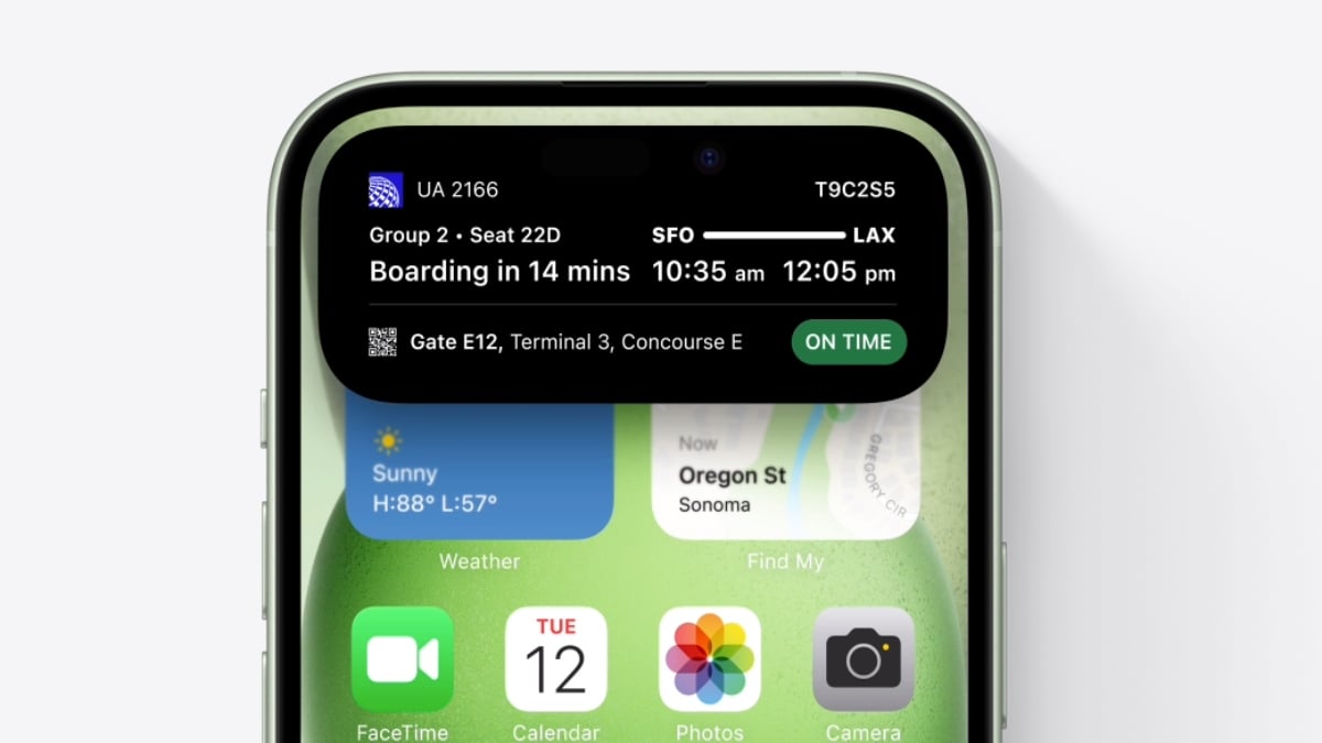 Close-up of the iPhone 15's navigation island feature
