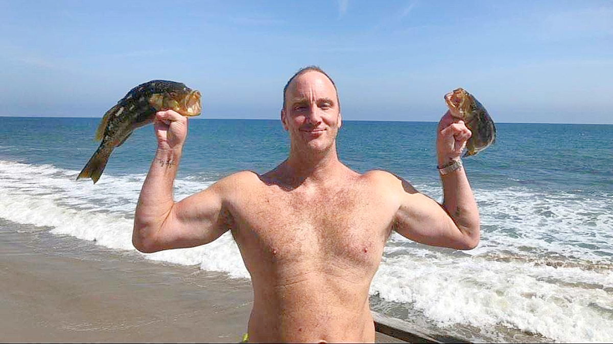 Jay Mohr posing at the sea