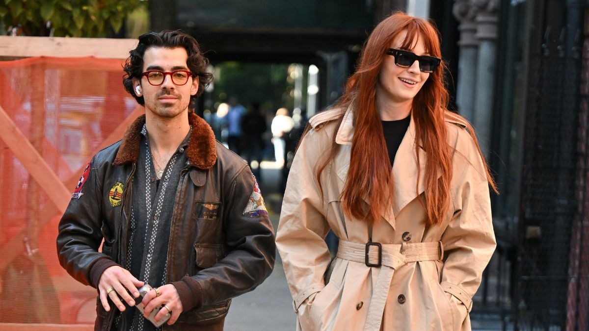 NEW YORK, NEW YORK - NOVEMBER 03: Joe Jonas and Sophie Turner are seen on the streets of the West Village on November 03, 2022 in New York City. (Photo by James Devaney/GC Images)