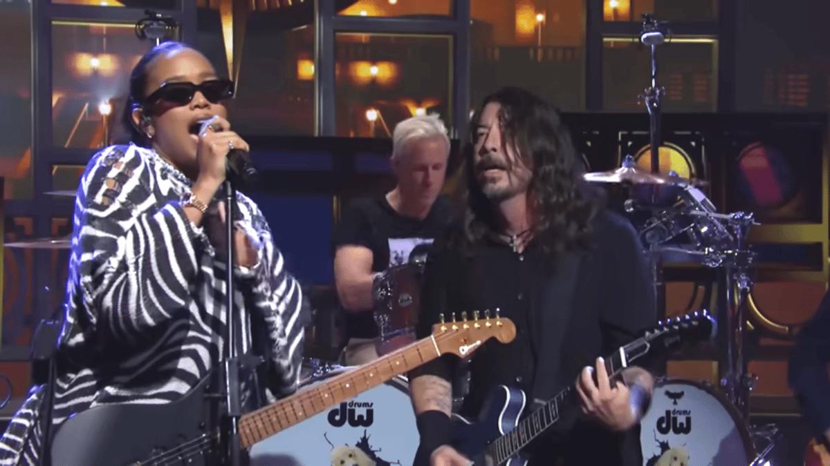 H.E.R. performing alongside Dave Grohl during Saturday Night Live.