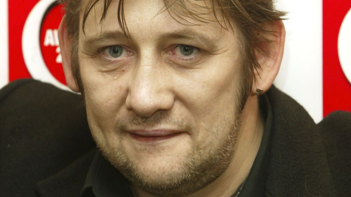 Singer Shane MacGowan arrives for the Q Awards 2004 at Grosvenor House on Park Lane October 4, 2004 in London, England. The 15th annual music awards are held by Q magazine and honour the best musicians in the industry. (Photo by Dave Hogan/Getty Images)