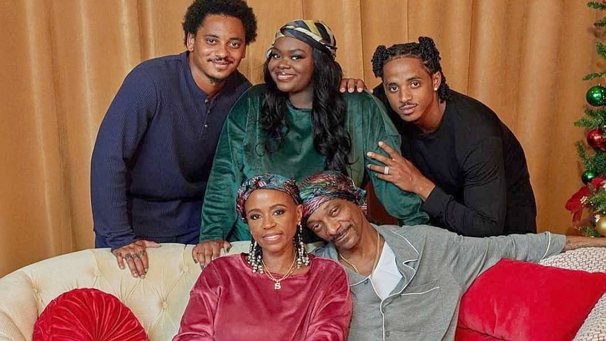 Snoop Dogg with his wife Shante, and children Corde, Cori, and Cordell