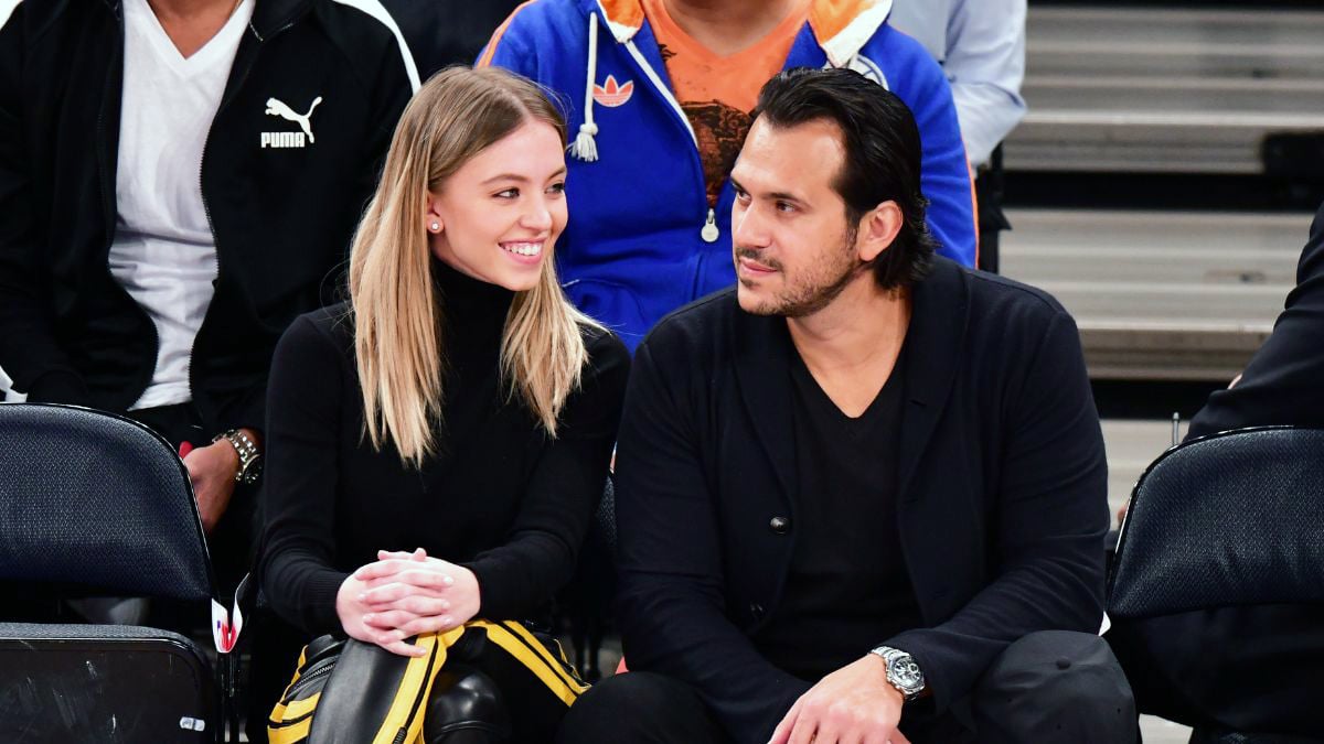 NEW YORK, NY - OCTOBER 18: Sydney Sweeney and guest attend New York Knicks v New Orleans Pelicans preseason game at Madison Square Garden on October 18, 2019 in New York City. (Photo by James Devaney/Getty Images)