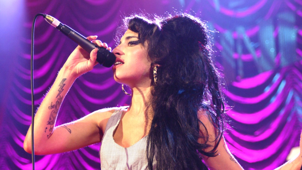 Photo of Amy WINEHOUSE, Performing live on stage (Photo by C Brandon/Redferns)