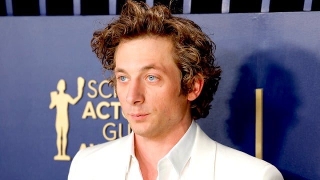 Jeremy Allen White in a white shirt and jacket at the 2024 SAG Awards