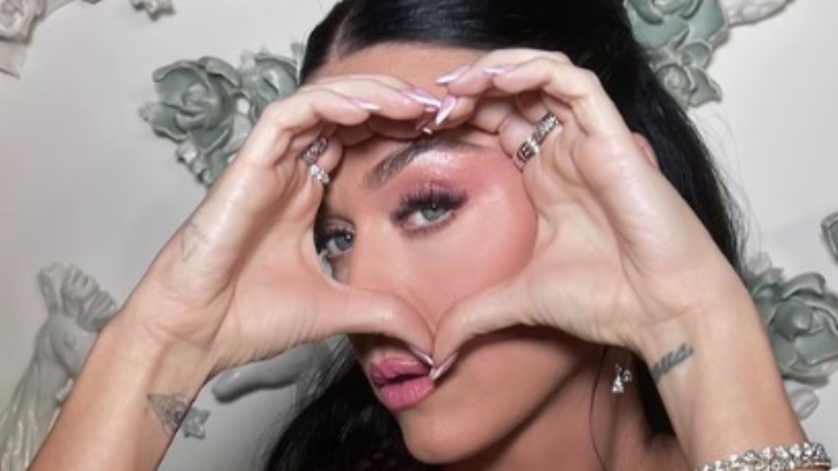 Katy Perry makes heart shape