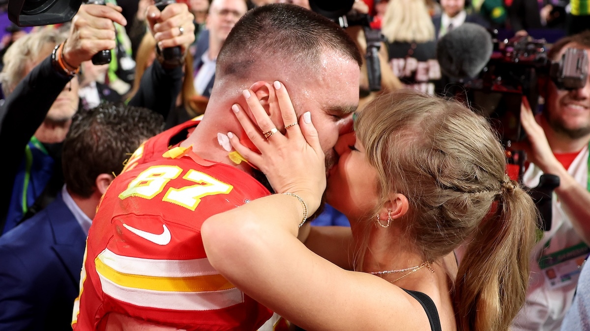 Travis Kelce and Taylor Swift kissing at the Super Bowl