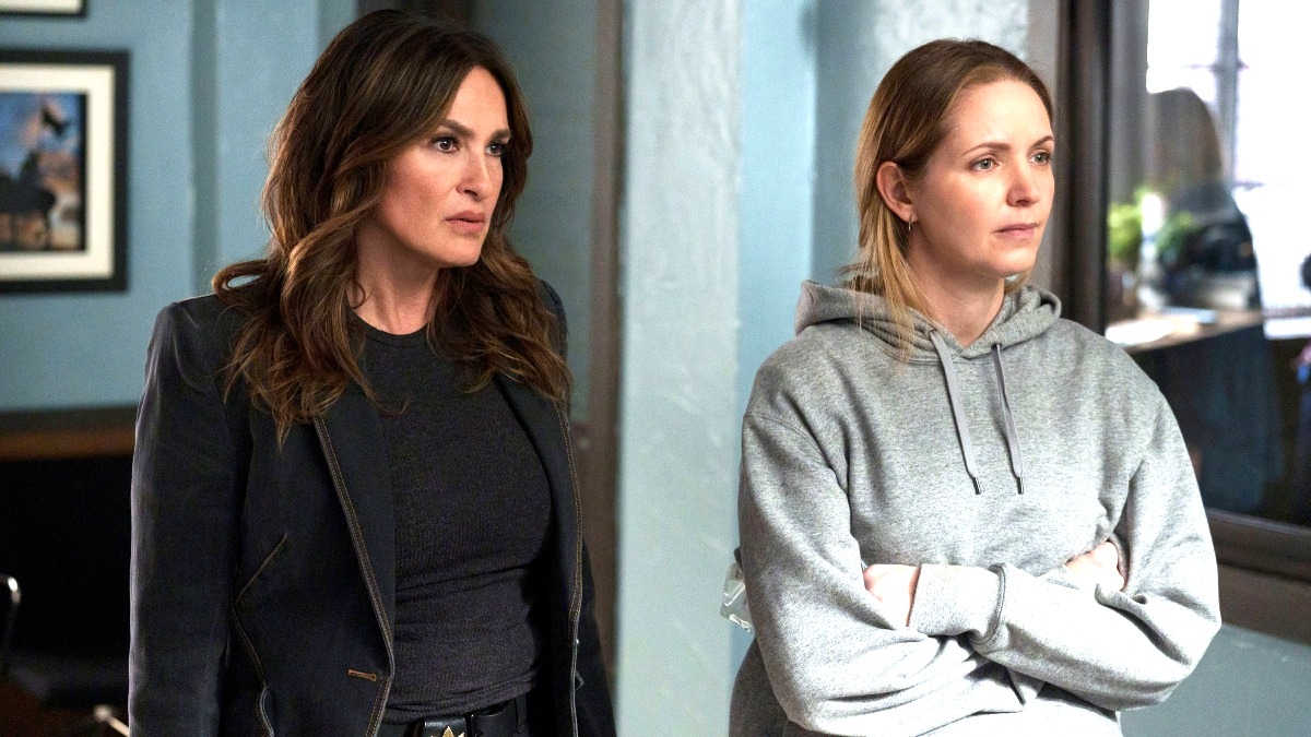 Mariska Hargitay as Olivia Benson and Jordana Spiro as Agent Sykes on Law and Order: SVU