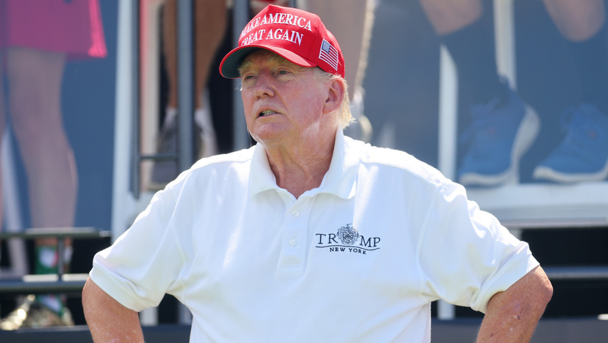 Donald Trump playing golf