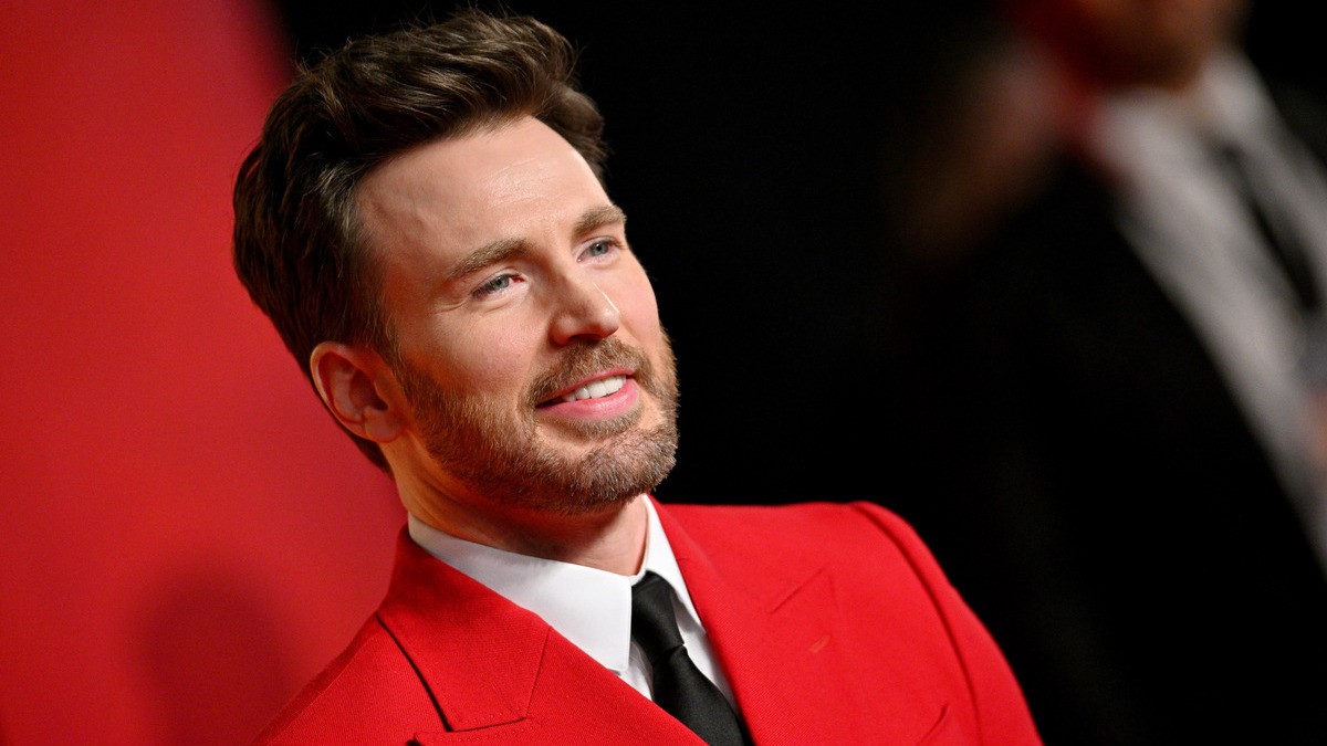 Chris Evans attends the 2024 Vanity Fair Oscar Party Hosted By Radhika Jones at Wallis Annenberg Center for the Performing Arts on March 10, 2024 in Beverly Hills, California.