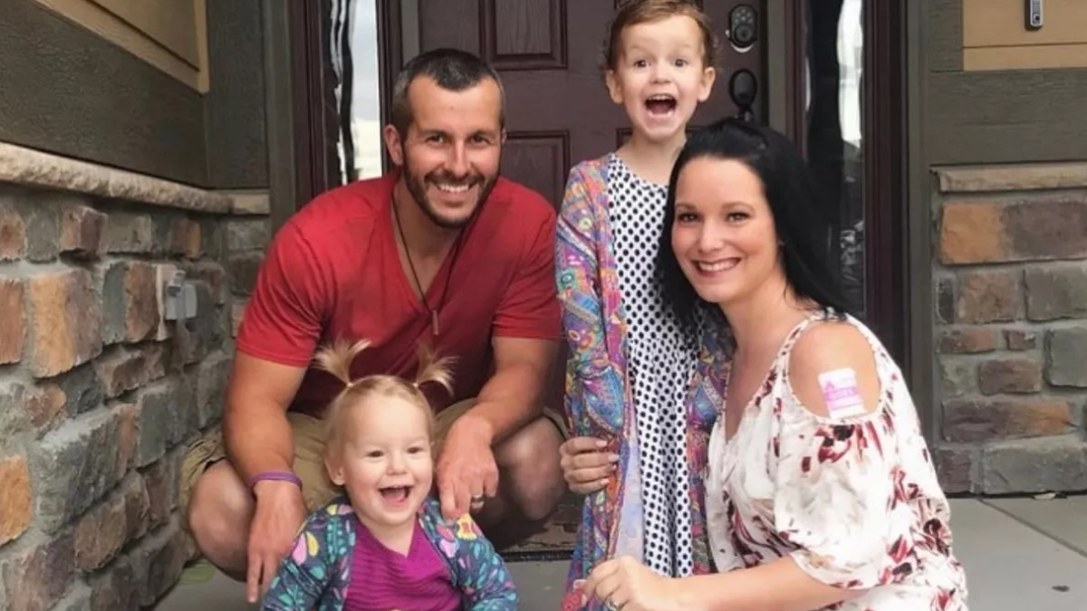 Chris Watts with his wife and children