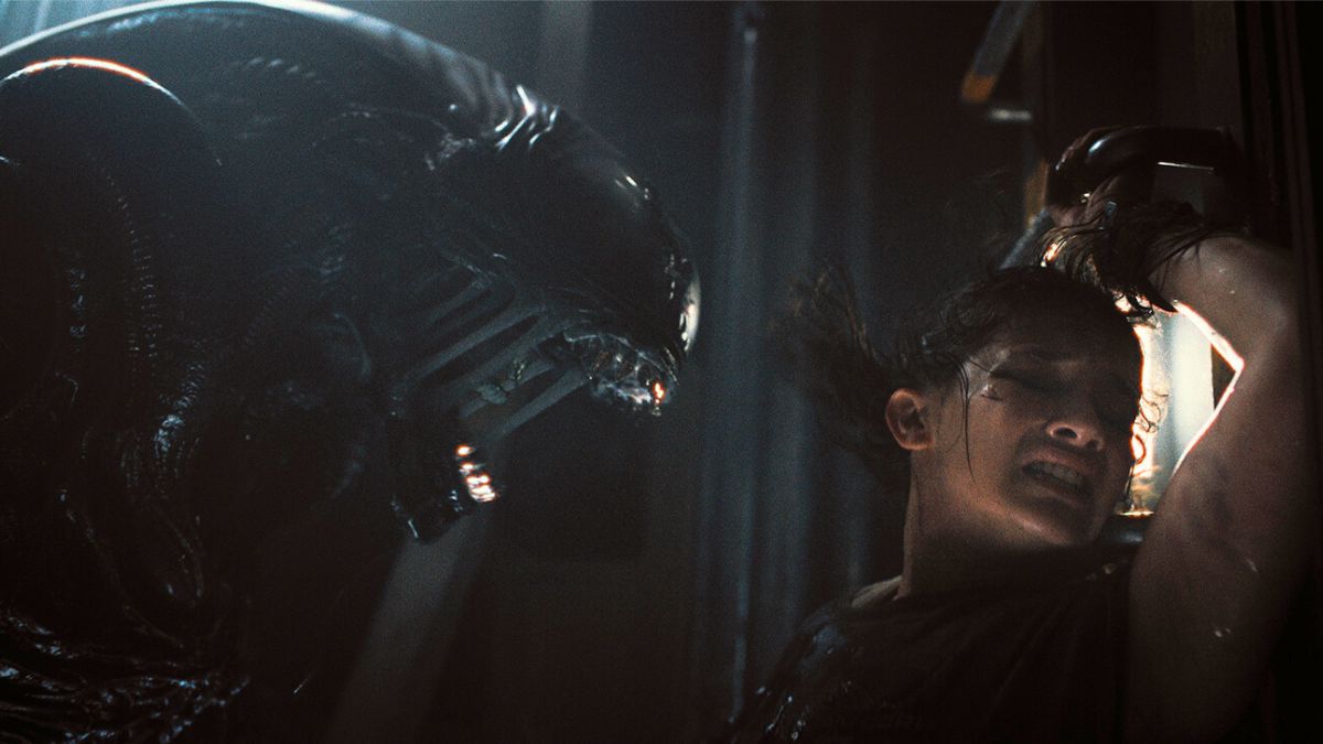 Cailee Spaeny as Rain Carradine and Xenomorph in 20th Century Studios' Alien Romulus