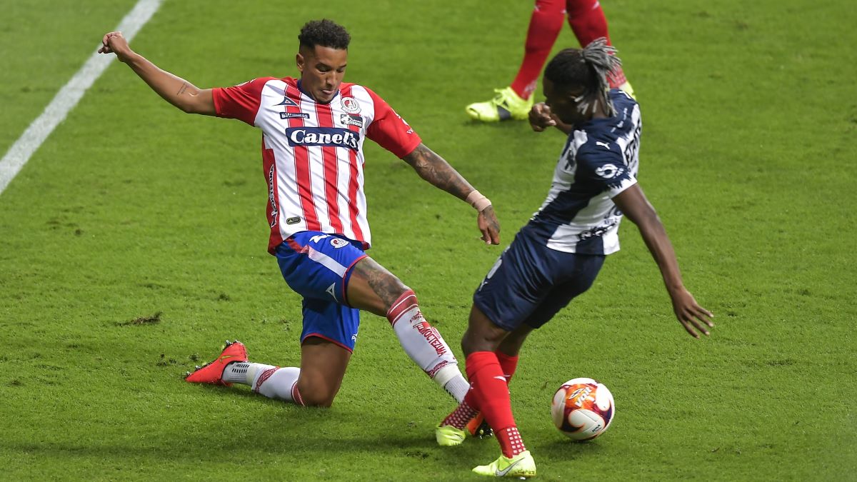 Avilés Hurtado #18 of Monterrey fights for the ball with Juan Izquierdo #25 of San Luis during the 13th round match between Monterrey and Atletico San Luis as part of the Torneo Guard1anes 2021 at BBVA Stadium on April 03, 2021 in Monterrey, Mexico. (Photo by Azael Rodriguez/Getty Images)