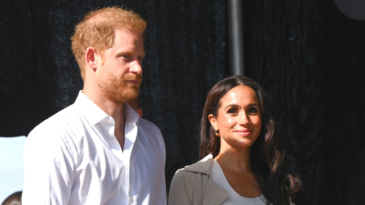 DUSSELDORF, GERMANY - SEPTEMBER 16: Prince Harry, Duke of Sussex and Meghan, Duchess of Sussex attend the swimming medal ceremony during day seven of the Invictus Games Düsseldorf 2023 on September 16, 2023 in Dusseldorf, Germany.