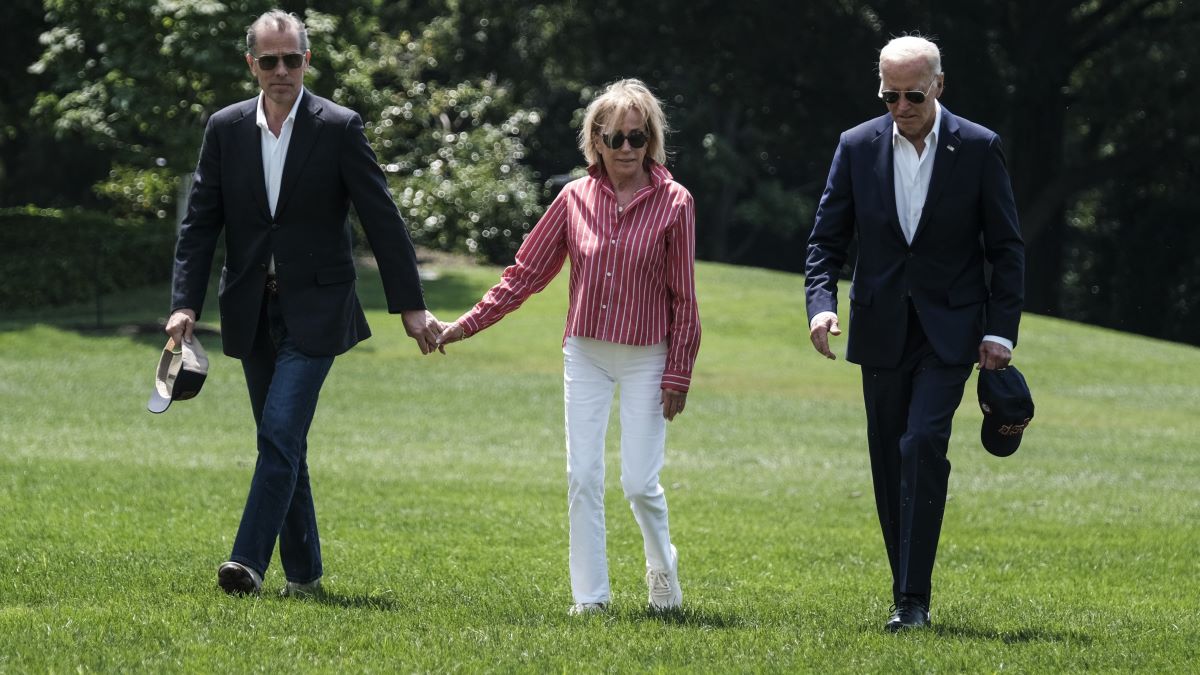 : President Joe Biden, son Hunter Biden and sister Valerie Biden walk across the South Lawn of The White House on July 28, 2024 in Washington, DC. President Biden is returning from a weekend trip to Camp David. (Photo by Michael A. McCoy/Getty Images)