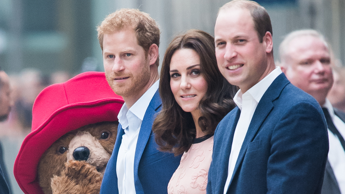 LONDON, ENGLAND - OCTOBER 16: Paddington Bear, Prince Harry, Catherine, Duchess of Cambridge and Prince William, Duke of Cambridge attends the Charities Forum Event on board the Belmond Britigh Pullman train at Paddington Station on October 16, 2017 in London, England.