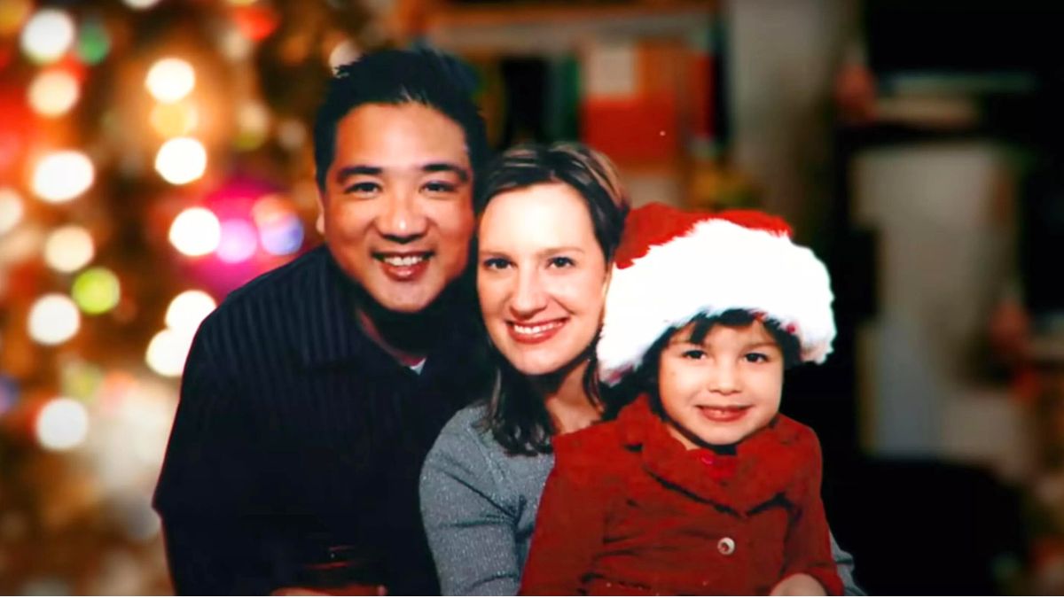 Olivia Rodrigo as a child with a santa claus hat, next to her mother Jennifer, and her father Chris Rodrigo. 